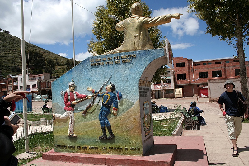 Rafal i Beatka-125.JPG - A oto pomnik, wykonany według kanonów tamtejszej wrażliwości. Dobry Boliwijczyk przebija gardło bagnetem złemu Chilijczykowi a kwestia idzie o dostęp do morza. Opowiedział nam to Chilijczyk. (Zdjęcie: Beatka i Rafał)